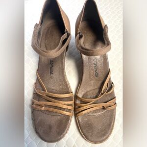Teva Riviera Womens Size 10
Brown Leather Strappy
Wedge Ankle Strap Sandals
Shoe